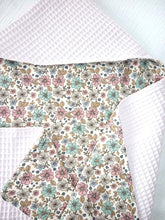 Afbeelding in Gallery-weergave laden, Wikkeldeken Retro Bloemetjes Wafel en Cottonsoft
