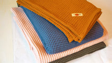 Afbeelding in Gallery-weergave laden, Wafelstof deken Denimblauw
